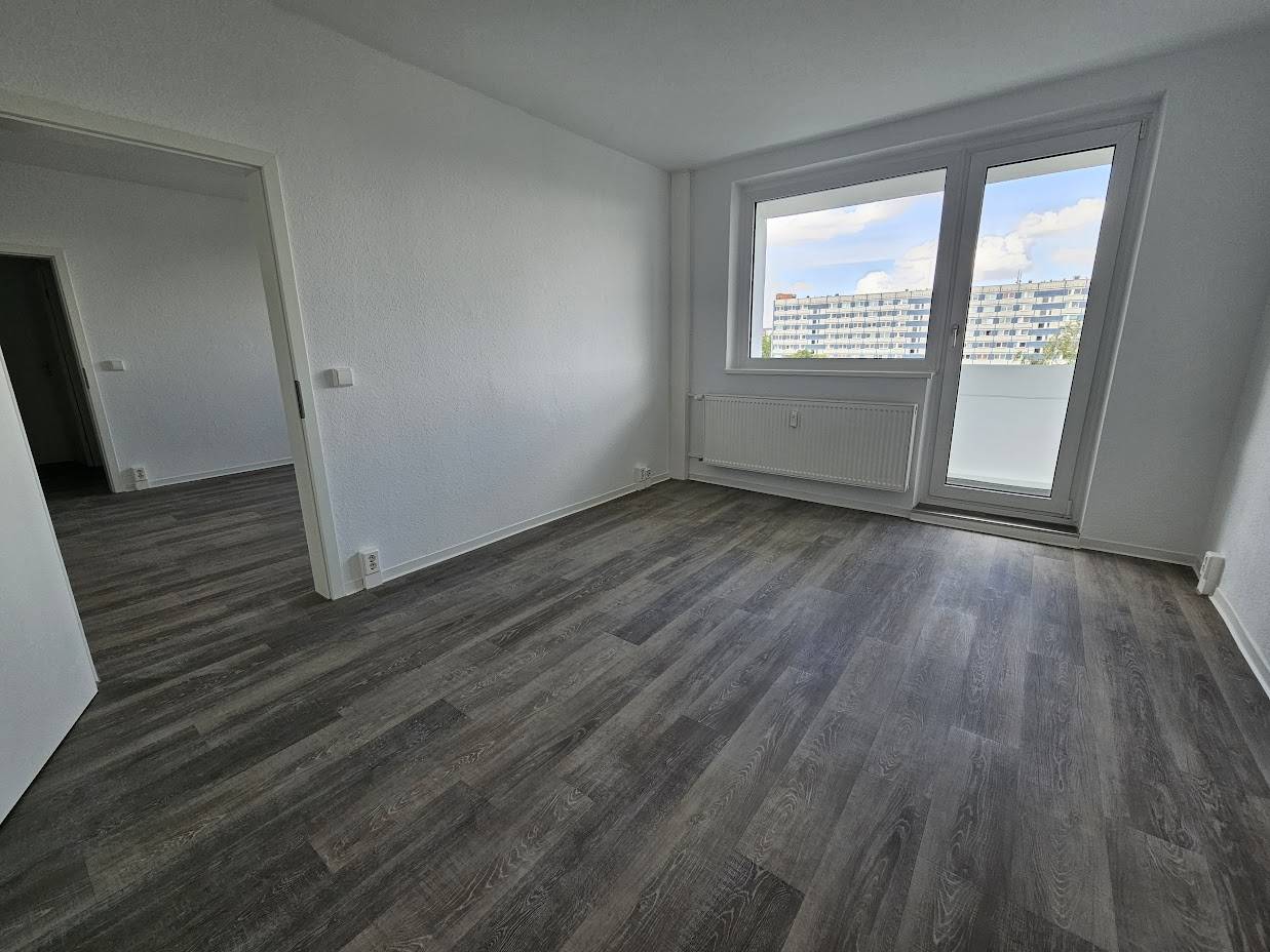 Apollostr. // Schlafzimmer mit Balkon