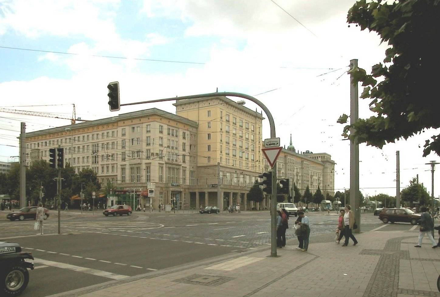 Ernst-Reuter-Allee // Ernst-Reuter-Allee 6 (im Hintergrund) -12 (Mitte)
