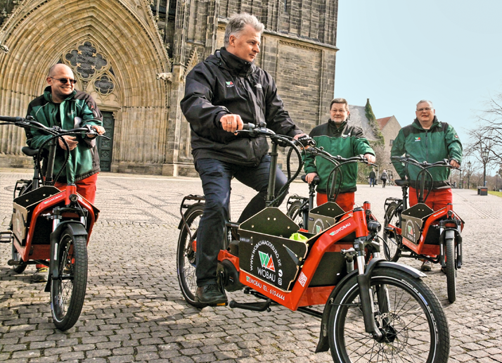 Peter Lackner und Hauswarte auf neuen E-Bikes